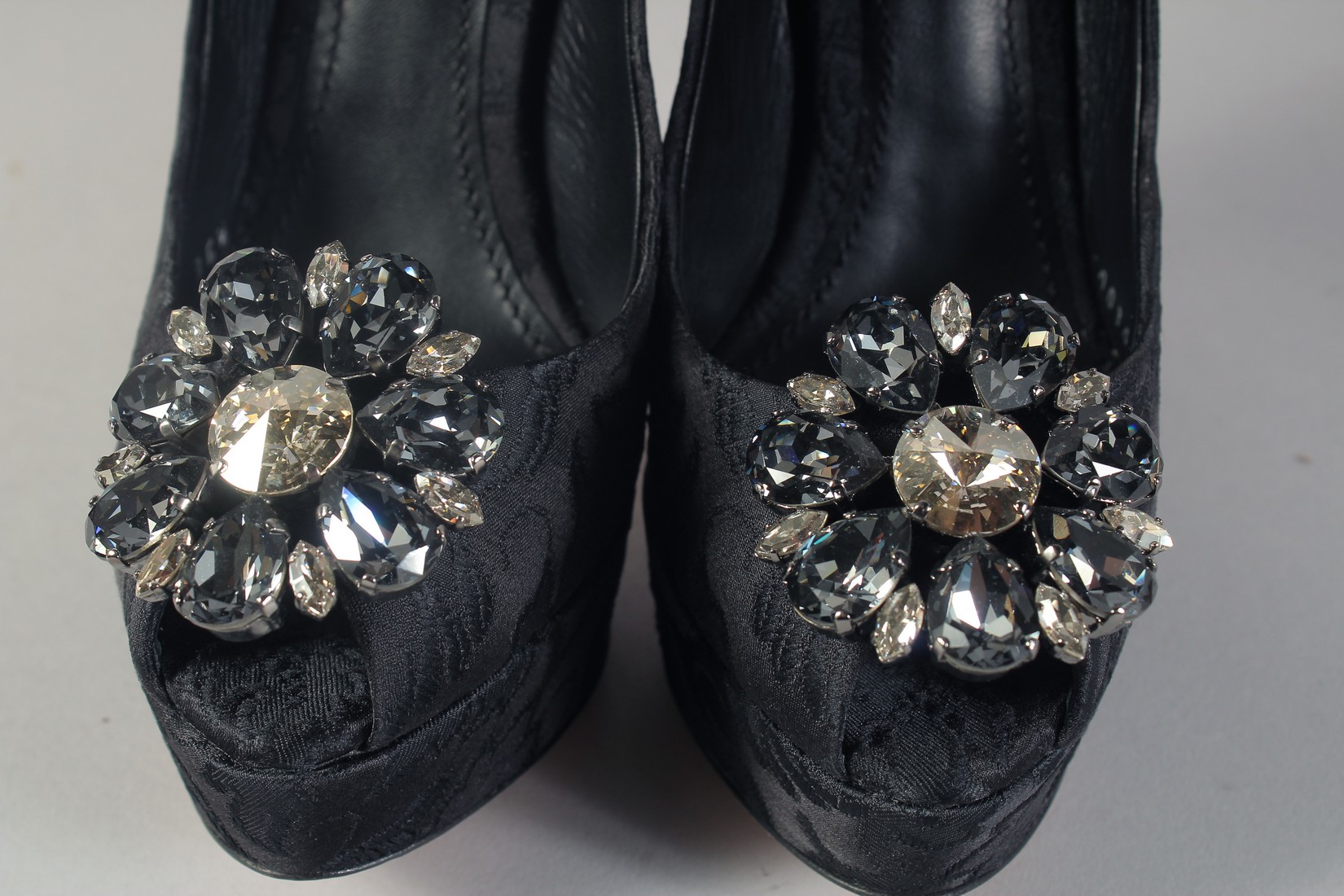 A PAIR OF DOLCE AND GABBANA HIGH HEEL SHOES with crystals. Size 36.5. - Bild 6 aus 10