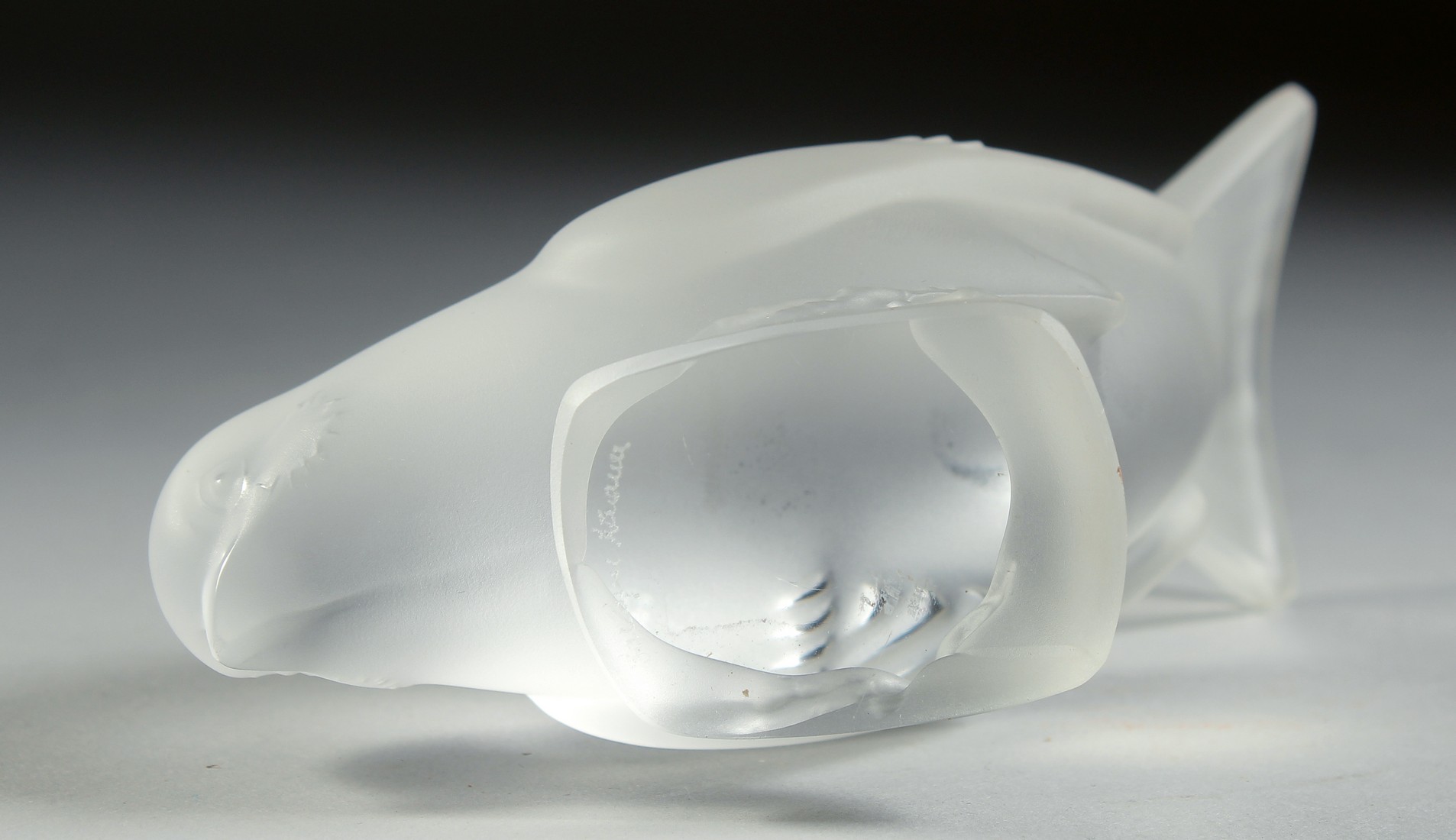 A LALIQUE FROSTED GLASS BIRD, wings open Signed, Lalique, France. 5.25ins long. - Bild 3 aus 3