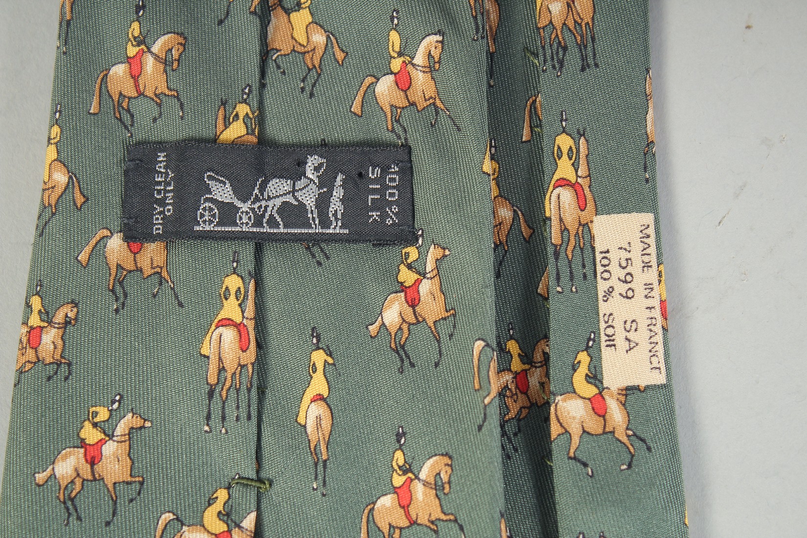 A HERMES SILK TIE, horse and rider, and a Daniel Hechter handkerchief. (2). - Bild 5 aus 6