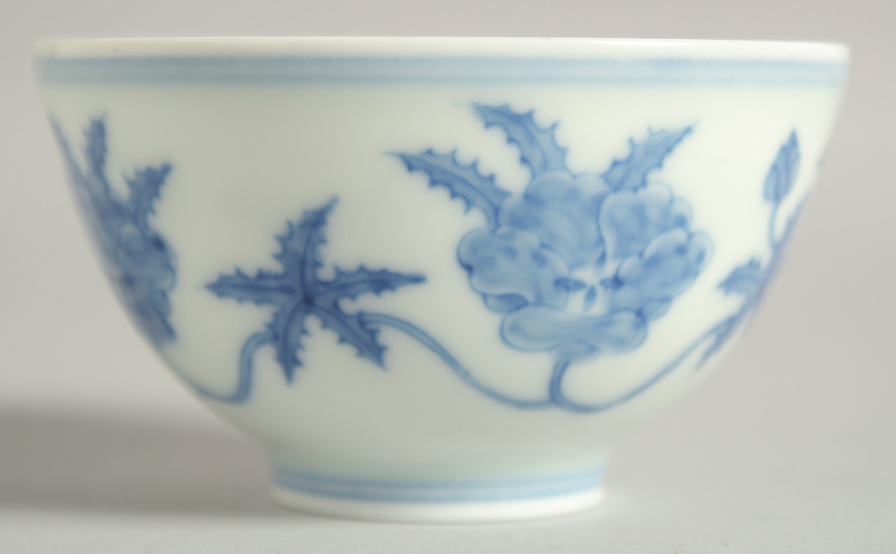 A CHINESE BLUE AND WHITE PORCELAIN CUP, 7.5cm diameter. - Image 5 of 5