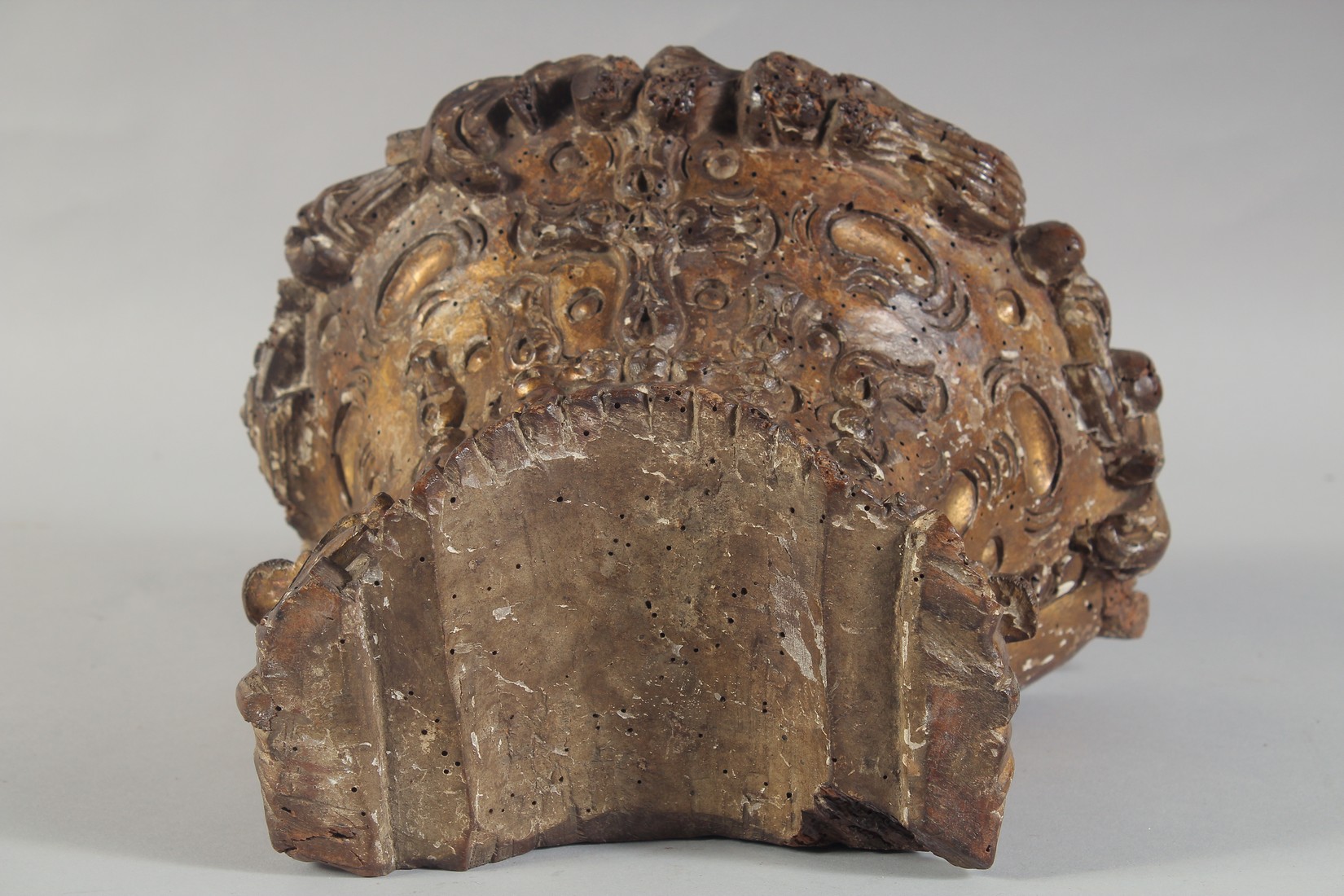 A GOOD 18TH CENTURY CARVED AND GILDED LIMEWOOD WALL BRACKET. 7ins high x 10ins wide. - Image 2 of 5