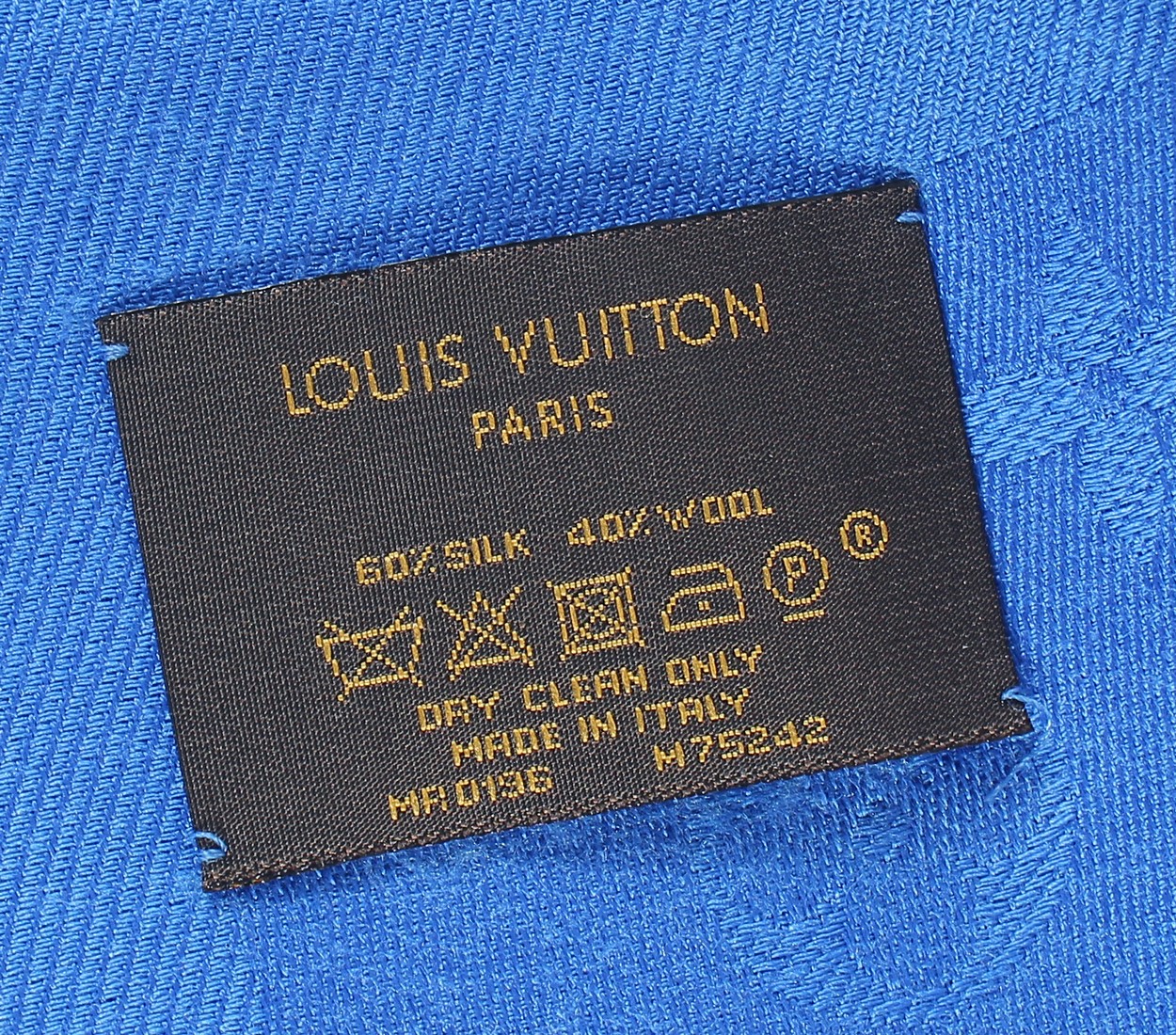 A LOUIS VUITTON BLUE SHAWL with Louis Vuitton emblems. 140cm x 120cm. - Bild 4 aus 4