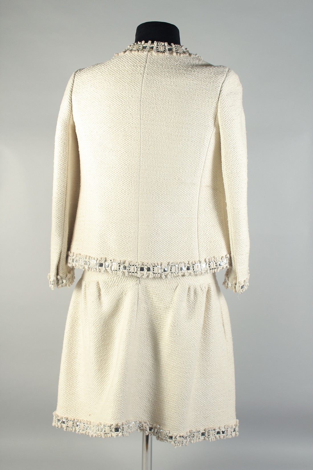 A CHANEL TWO PIECE CREAM SILK LADIES SUIT WITH METAL TRIM. Size 40. - Bild 2 aus 8