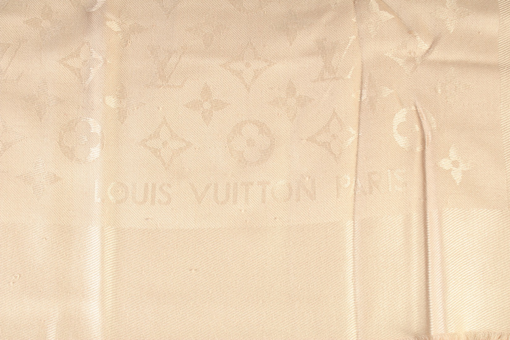 A LOUIS VUITTON CREAM SHAWL with Louis Vuitton emblems. 140cm x 120cm. - Bild 3 aus 5