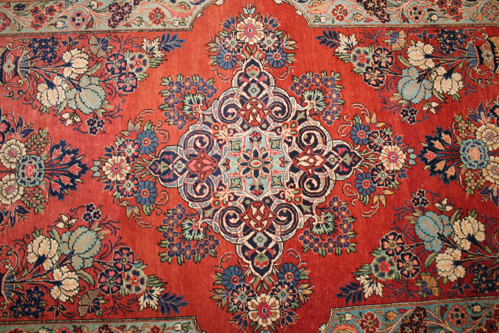 A VERY GOOD PERSIAN FLORAL RUG on a red ground. 135cm x 210cm. - Bild 2 aus 3