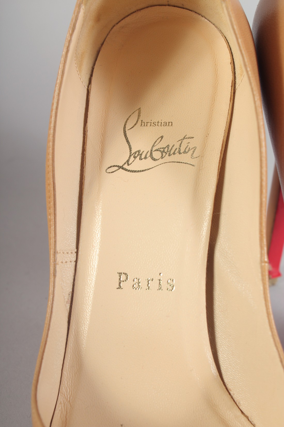 A PAIR OF CHRISTIAN LOUBOUTIN BEIGE SHOES Size 37. - Bild 3 aus 6