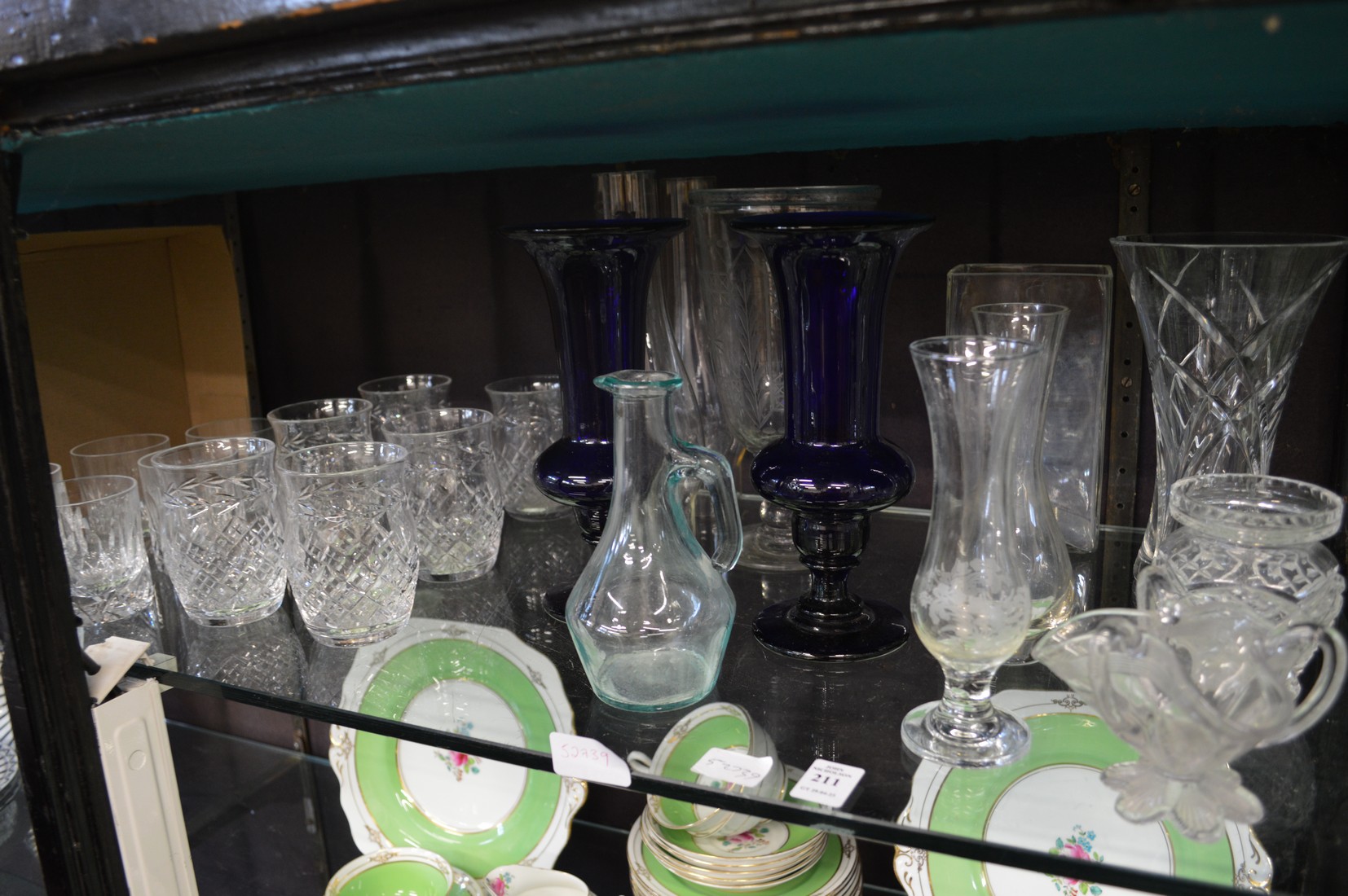 Quantity of glassware.