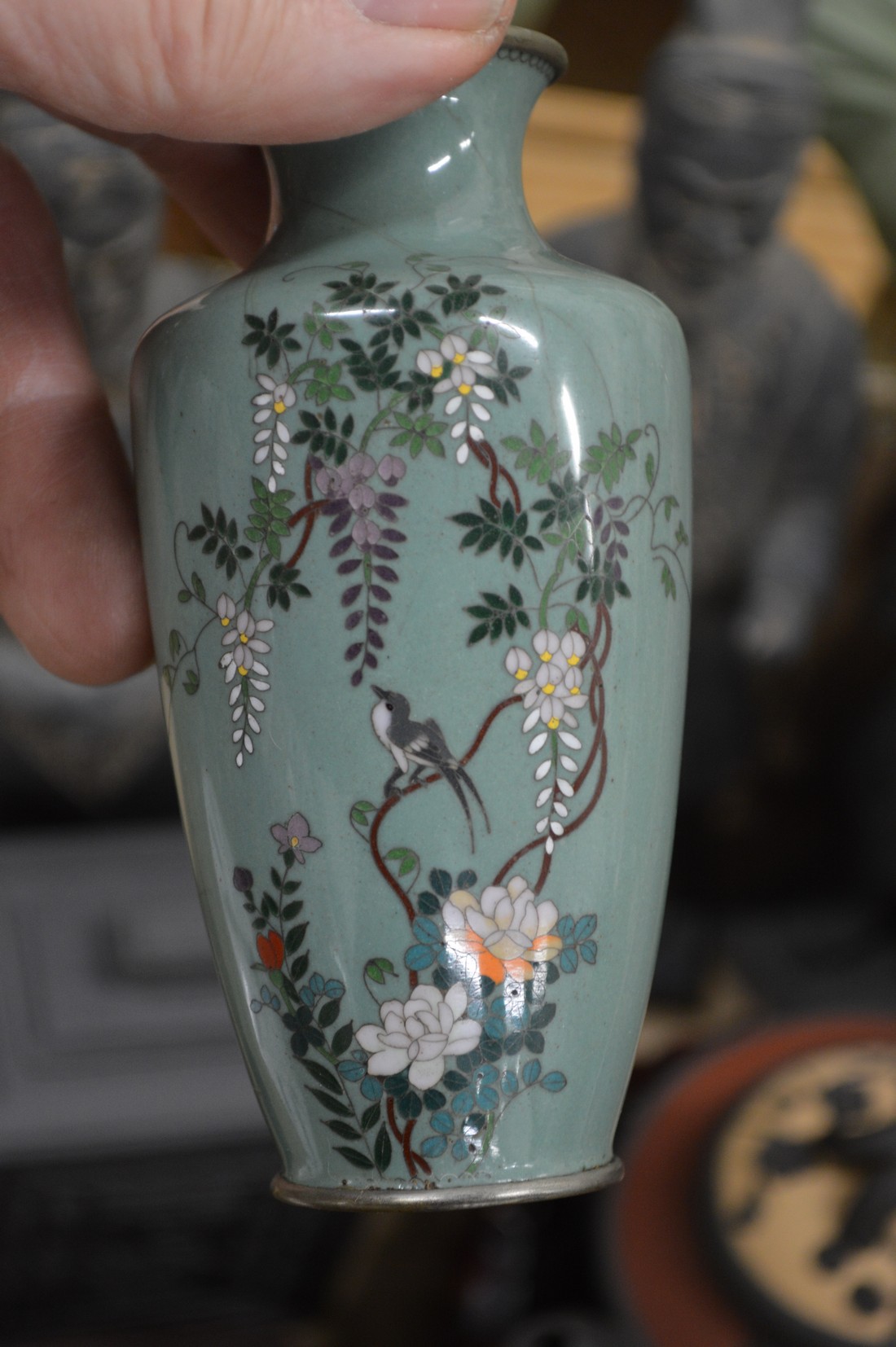 A collection of Oriental works of art including a pair of small cloisonne vases, one vase cracked. - Bild 2 aus 6