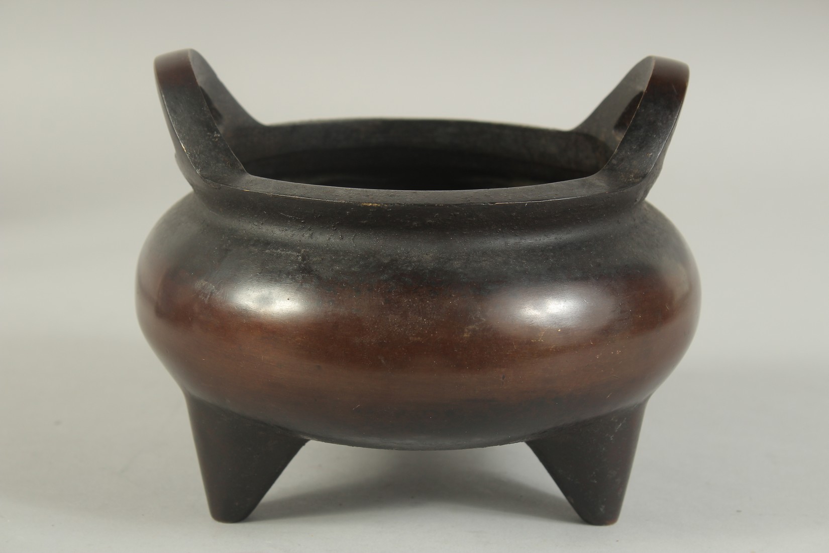 A CHINESE BRONZE TWIN HANDLE TRIPOD CENSER, 17cm diameter. - Image 3 of 7