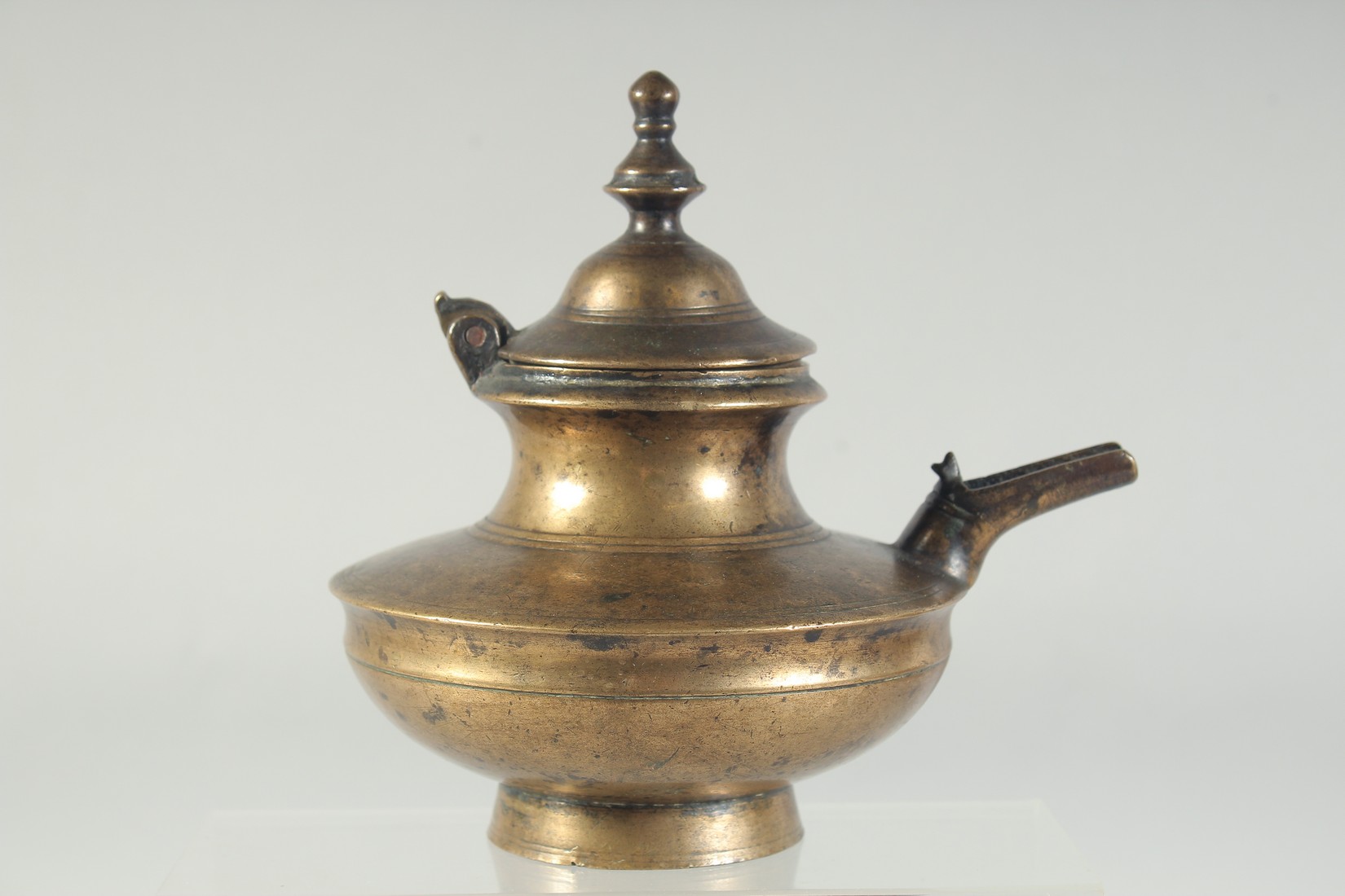 A 17TH-18TH CENTURY INDIAN BRASS SQUAT-FORM EWER, 17cm wide (including spout). - Image 3 of 6