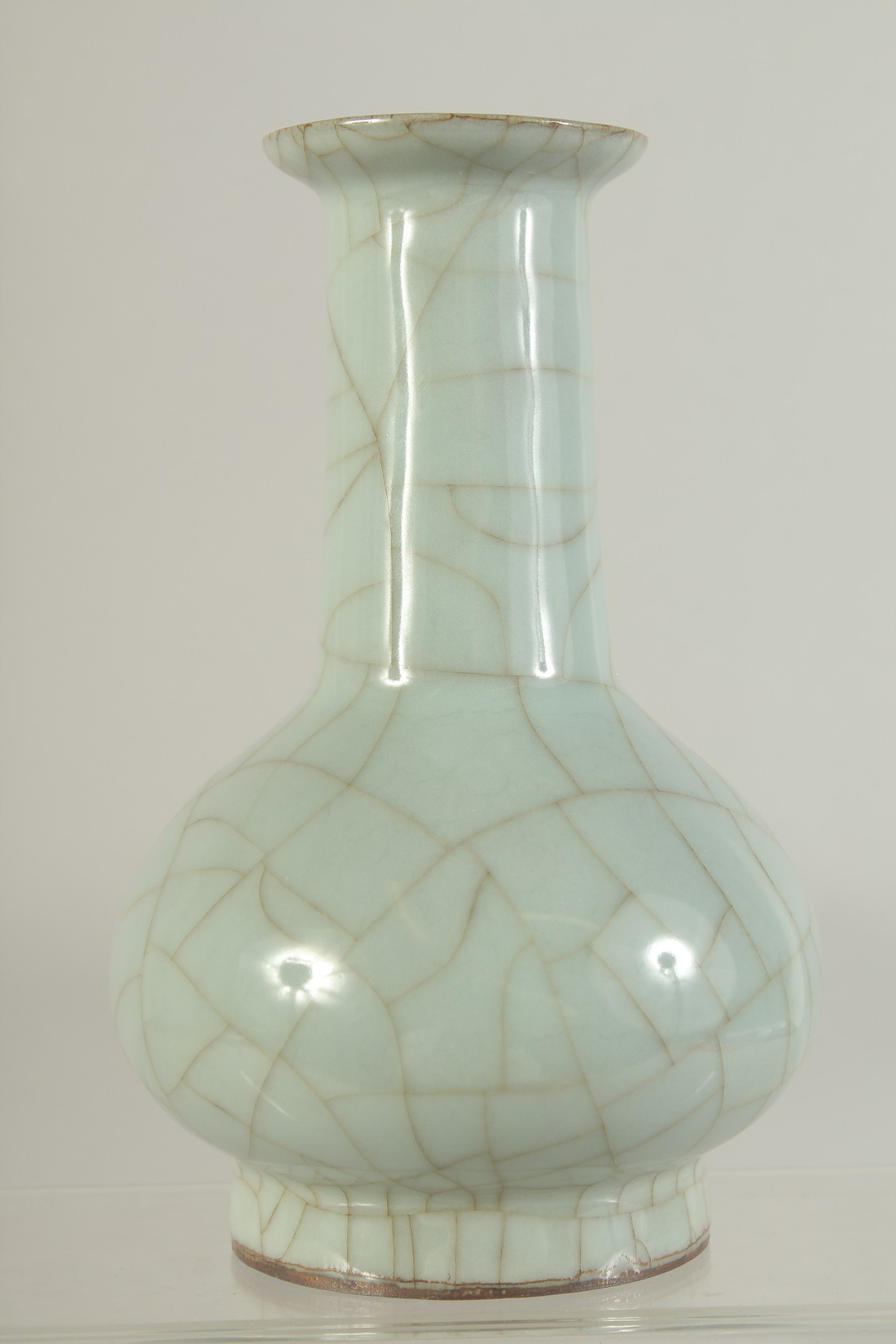 A CHINESE CELADON CRACKLE GLAZE VASE, 17cm high. - Image 3 of 5