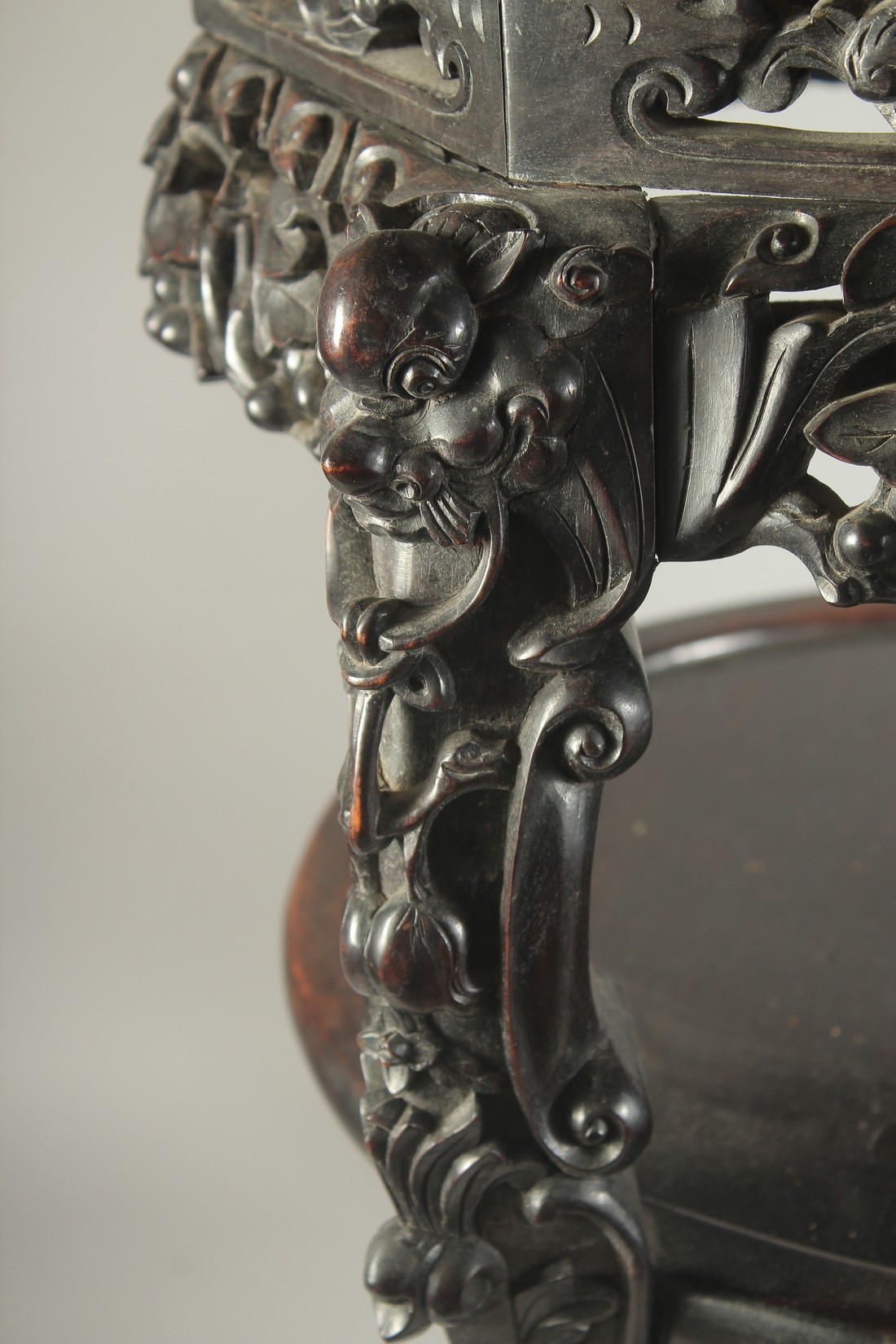 A FINE CHINESE MARBLE INSET CARVED HARDWOOD OCTAGONAL STAND, with carved and pierced foliate - Image 3 of 6