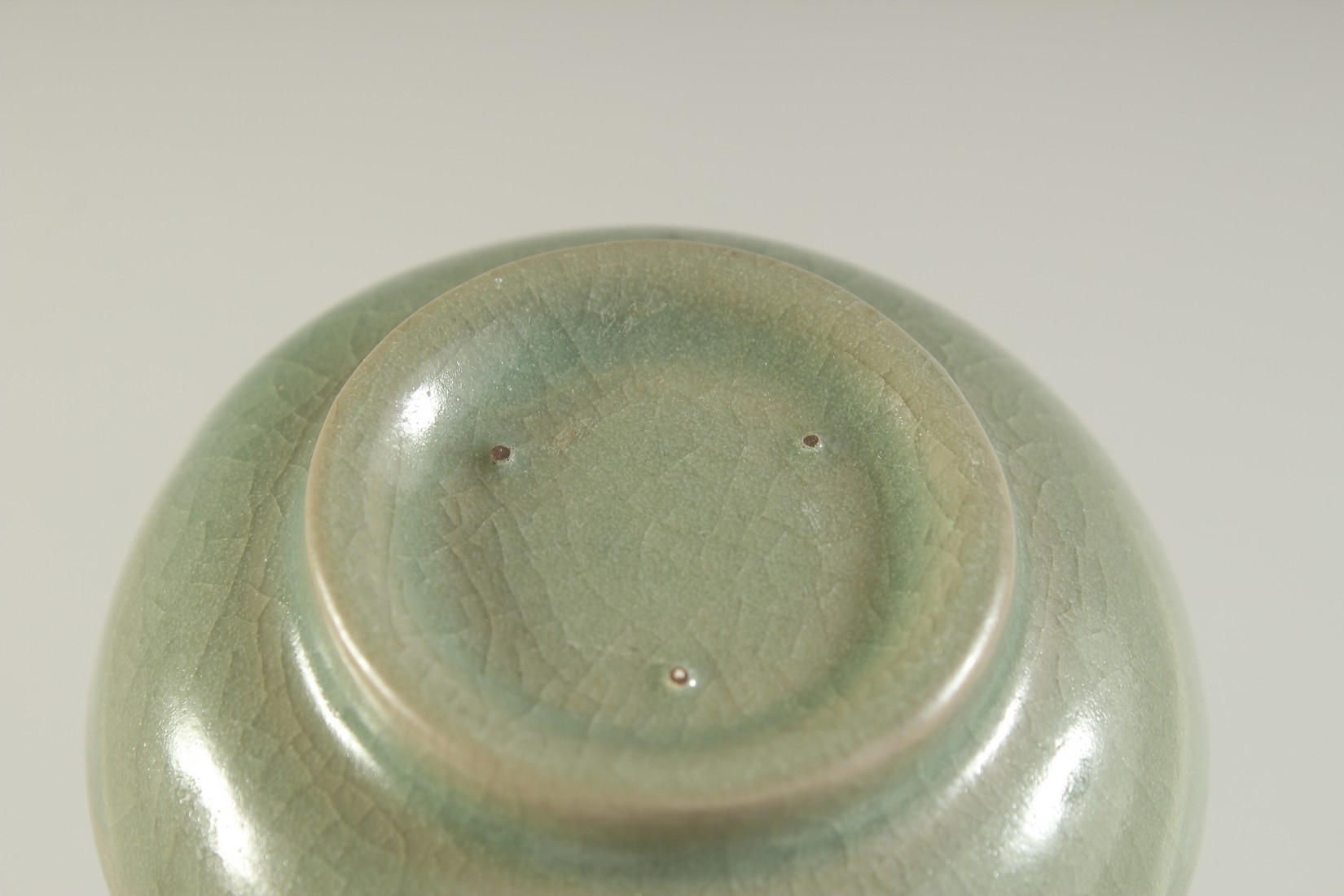 A SMALL CHINESE CELADON GLAZE VASE, 10cm high. - Image 5 of 5