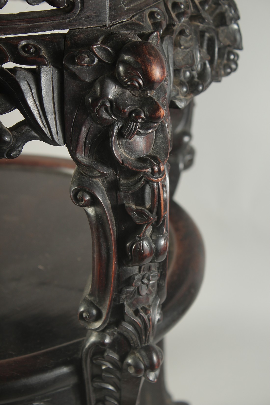 A FINE CHINESE MARBLE INSET CARVED HARDWOOD OCTAGONAL STAND, with carved and pierced foliate - Image 2 of 6