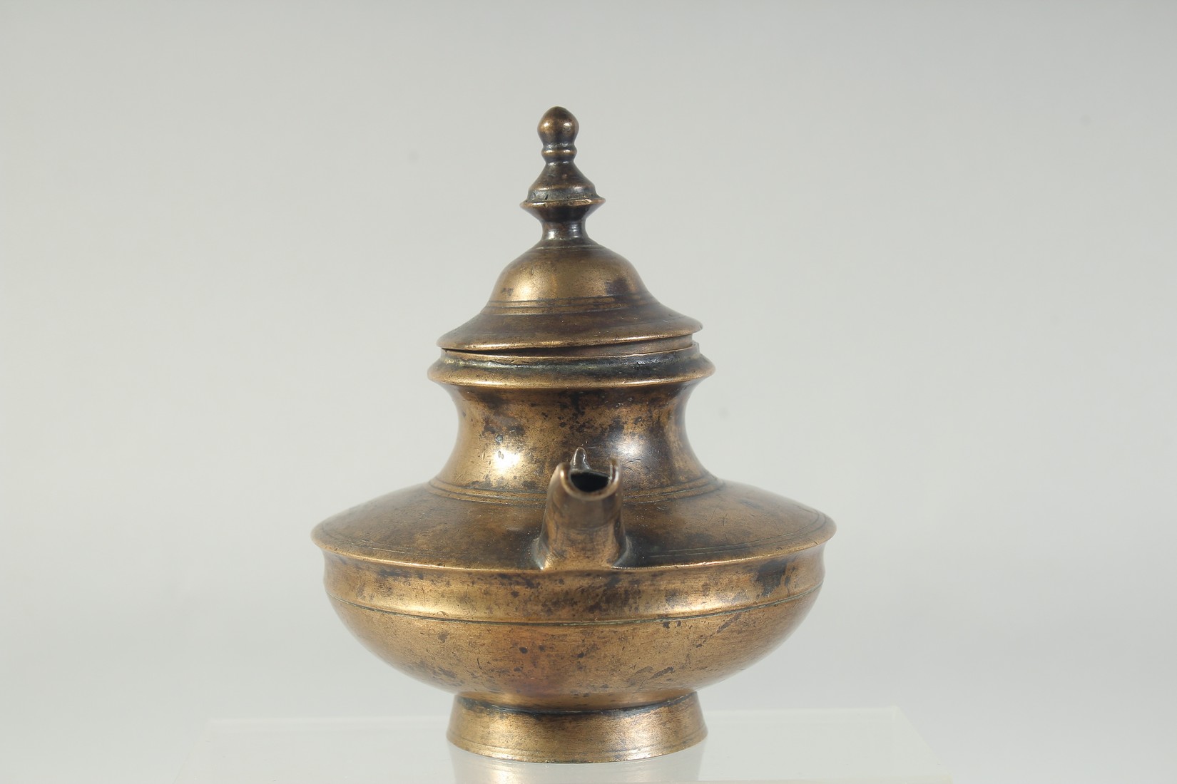 A 17TH-18TH CENTURY INDIAN BRASS SQUAT-FORM EWER, 17cm wide (including spout). - Image 2 of 6