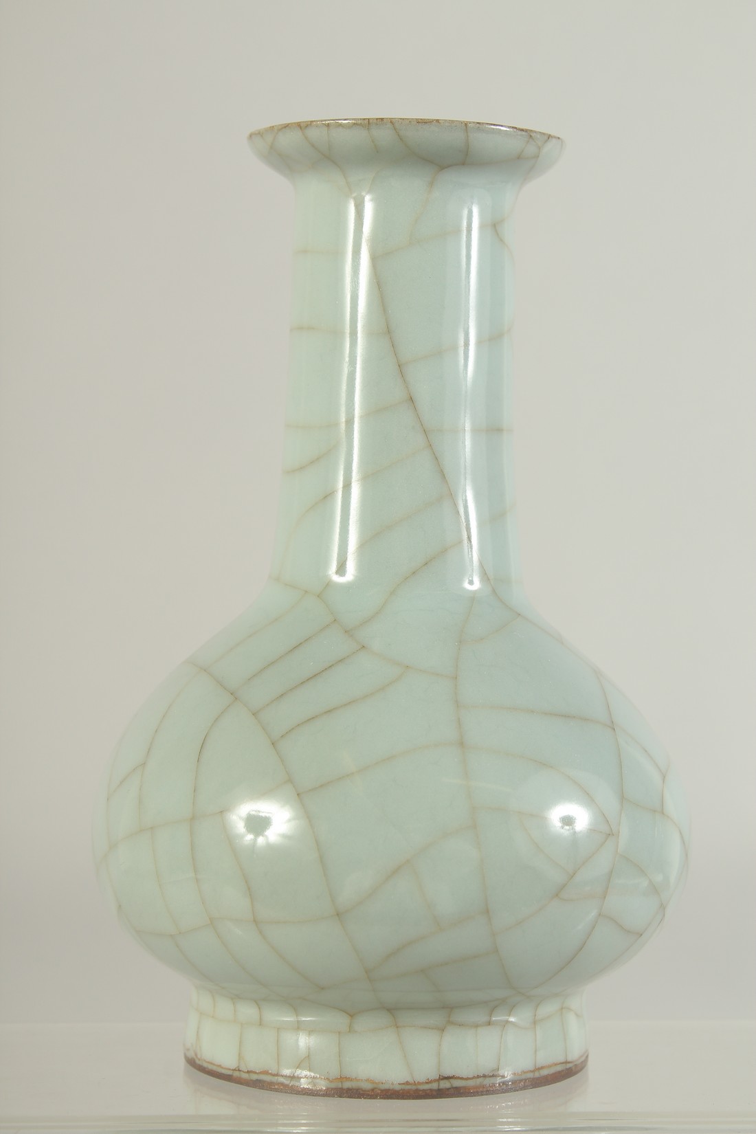 A CHINESE CELADON CRACKLE GLAZE VASE, 17cm high. - Image 2 of 5