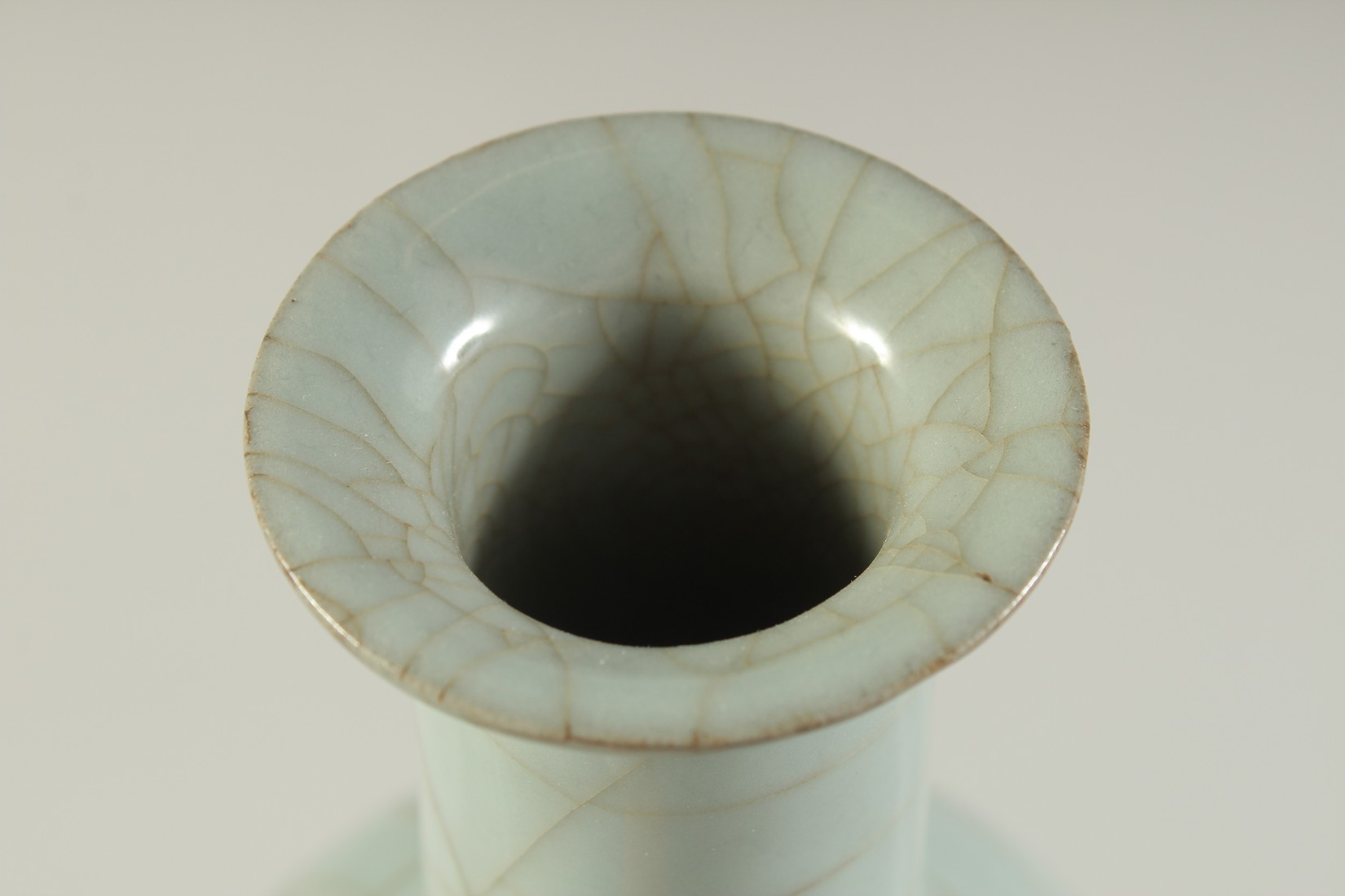 A CHINESE CELADON CRACKLE GLAZE VASE, 17cm high. - Image 4 of 5