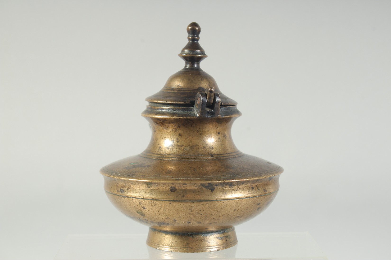 A 17TH-18TH CENTURY INDIAN BRASS SQUAT-FORM EWER, 17cm wide (including spout). - Image 4 of 6