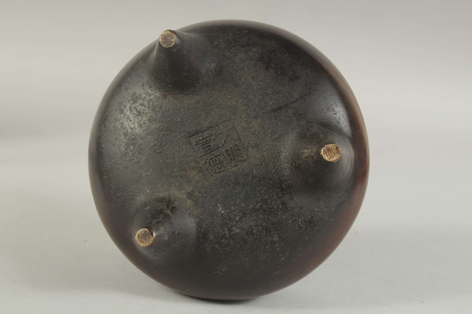 A CHINESE BRONZE TWIN HANDLE TRIPOD CENSER, 17cm diameter. - Image 6 of 7