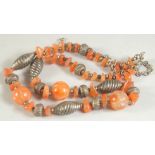 A GOOD BEADED NECKLACE, possibly agate with smaller naturalistic beads.