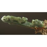 A FINE 19TH CENTURY CHINESE JADE BELT HOOK HANDLE MAGNIFYING GLASS, the jade carved as dragon and