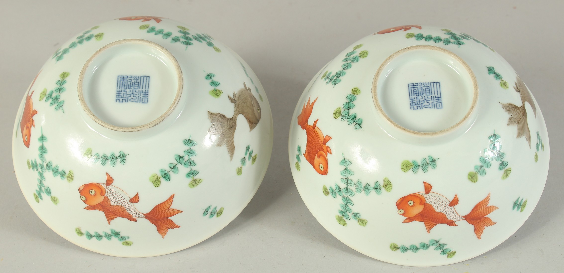 A PAIR OF CHINESE FAMILLE ROSE PORCELAIN BOWLS, the exterior painted with coral red fish, the - Image 7 of 9