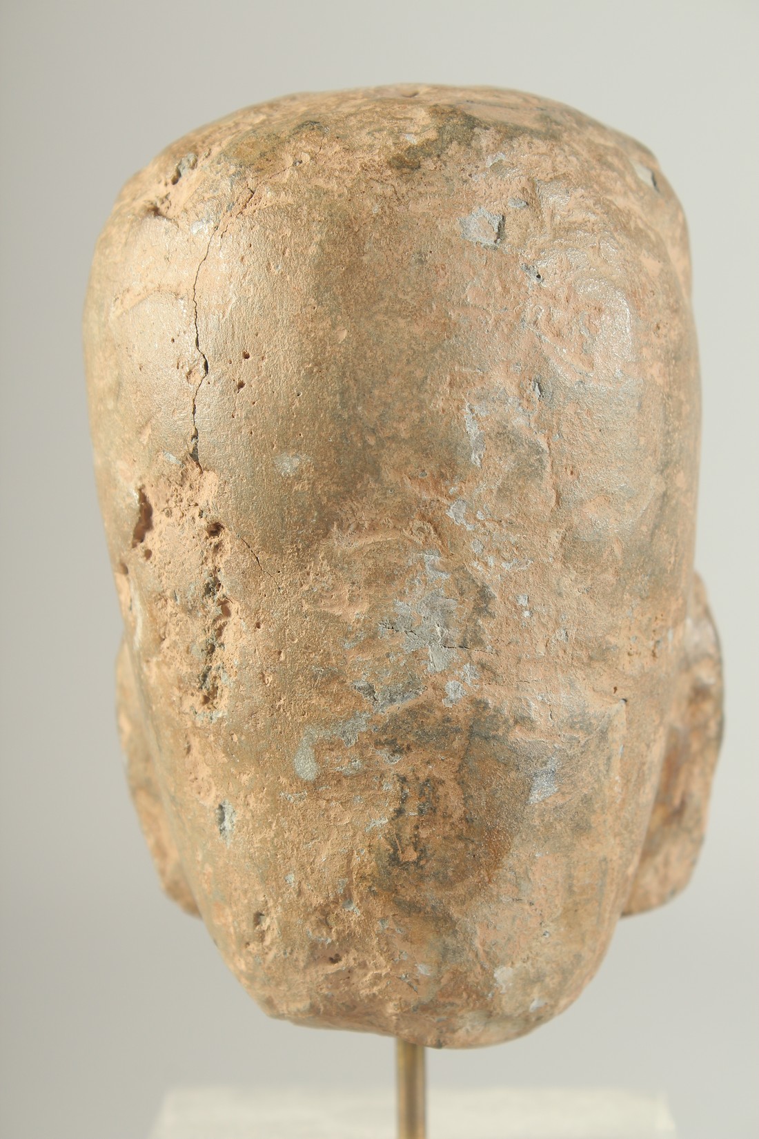 AN EARLY CARVED STONE HEAD, 11cm high. - Image 3 of 4