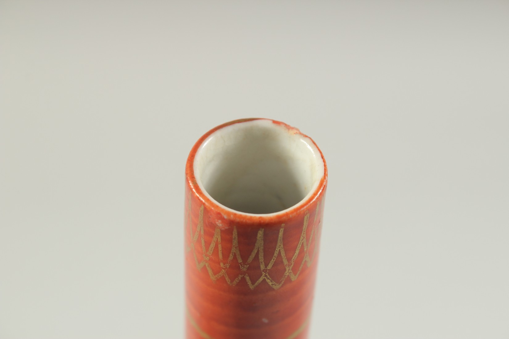 A JAPANESE KUTANI PORCELAIN BOTTLE VASE, character mark to base, 21cm high. - Image 5 of 6