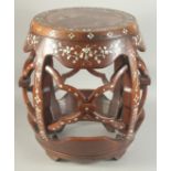 A FINE CHINESE MARBLE INSET MOTHER OF PEARL INLAID HARDWOOD BARREL FORM STAND / SEAT, with