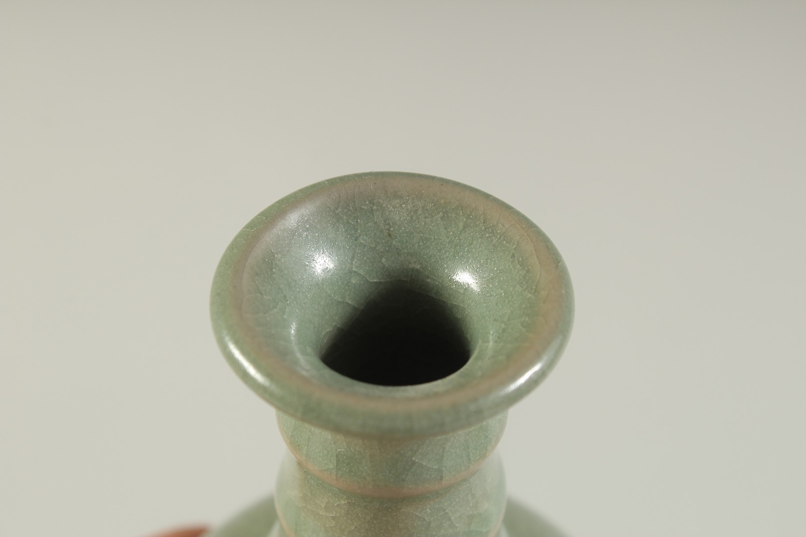 A SMALL CHINESE CELADON GLAZE VASE, 10cm high. - Image 4 of 5