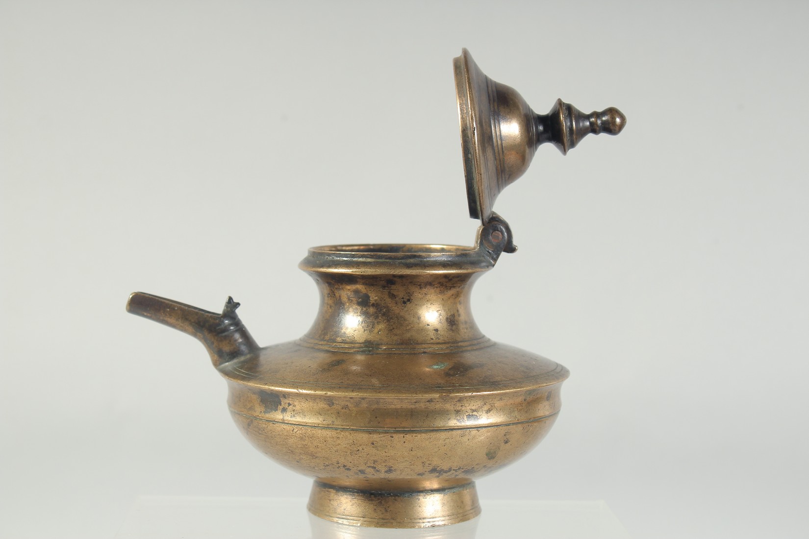 A 17TH-18TH CENTURY INDIAN BRASS SQUAT-FORM EWER, 17cm wide (including spout). - Image 5 of 6