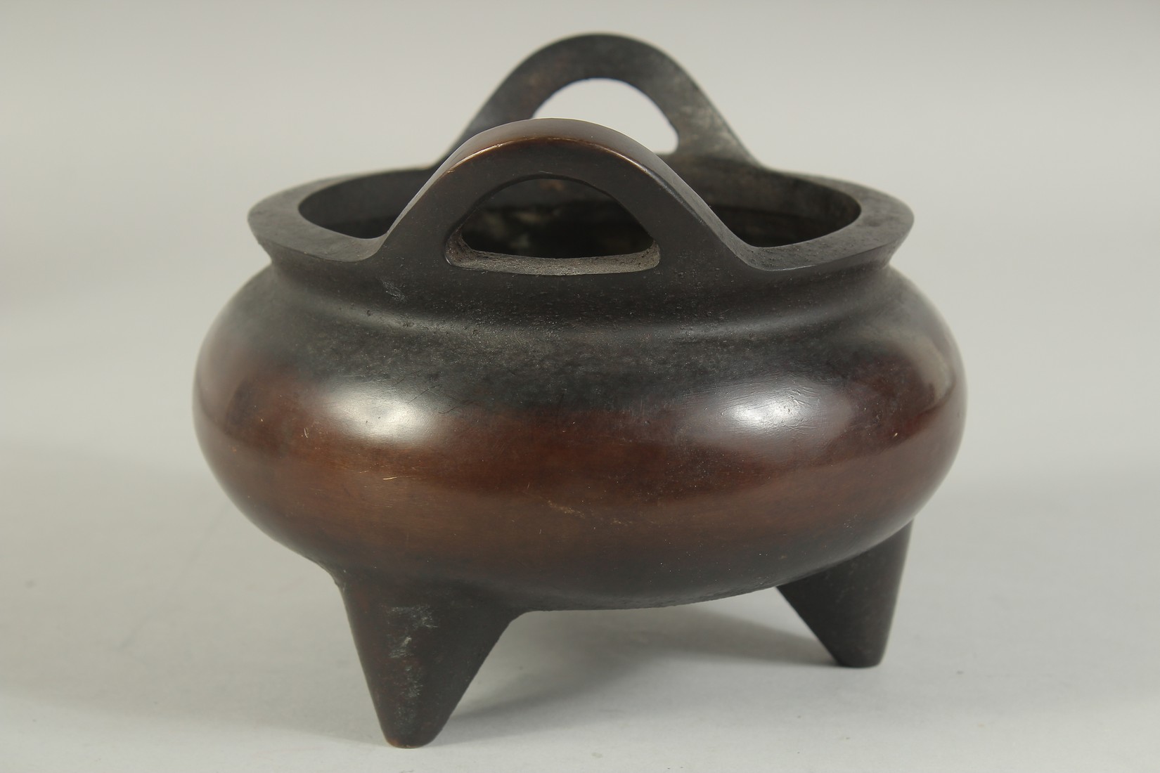 A CHINESE BRONZE TWIN HANDLE TRIPOD CENSER, 17cm diameter. - Image 2 of 7