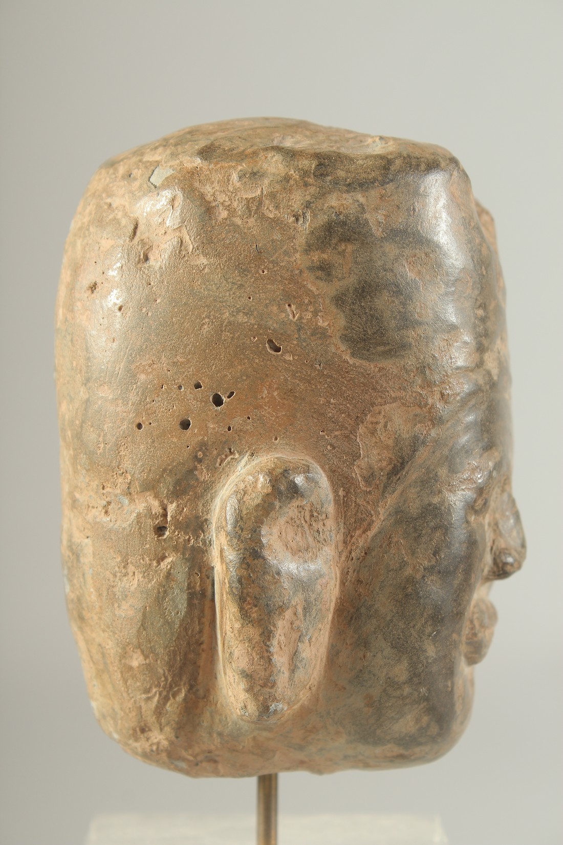 AN EARLY CARVED STONE HEAD, 11cm high. - Image 2 of 4