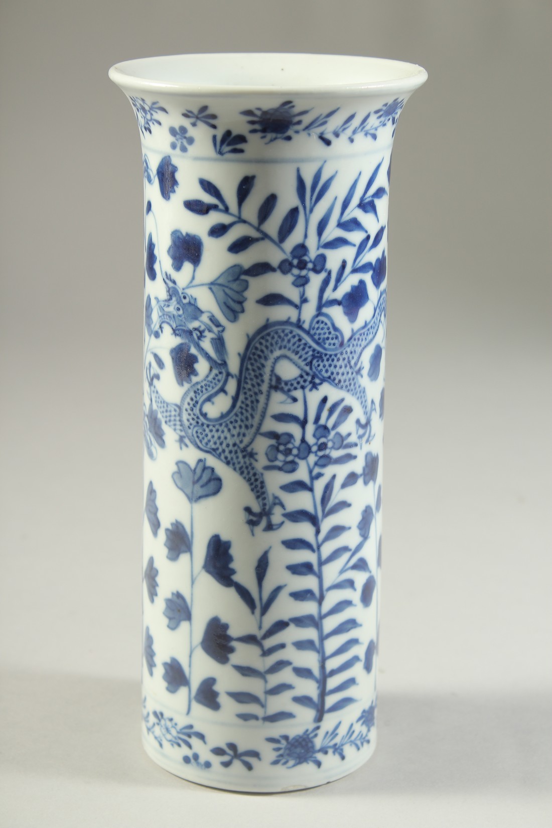 A CHINESE BLUE AND WHITE PORCELAIN SLEEVE VASE, painted with dragons and floral motif, (af), 20cm - Image 4 of 6
