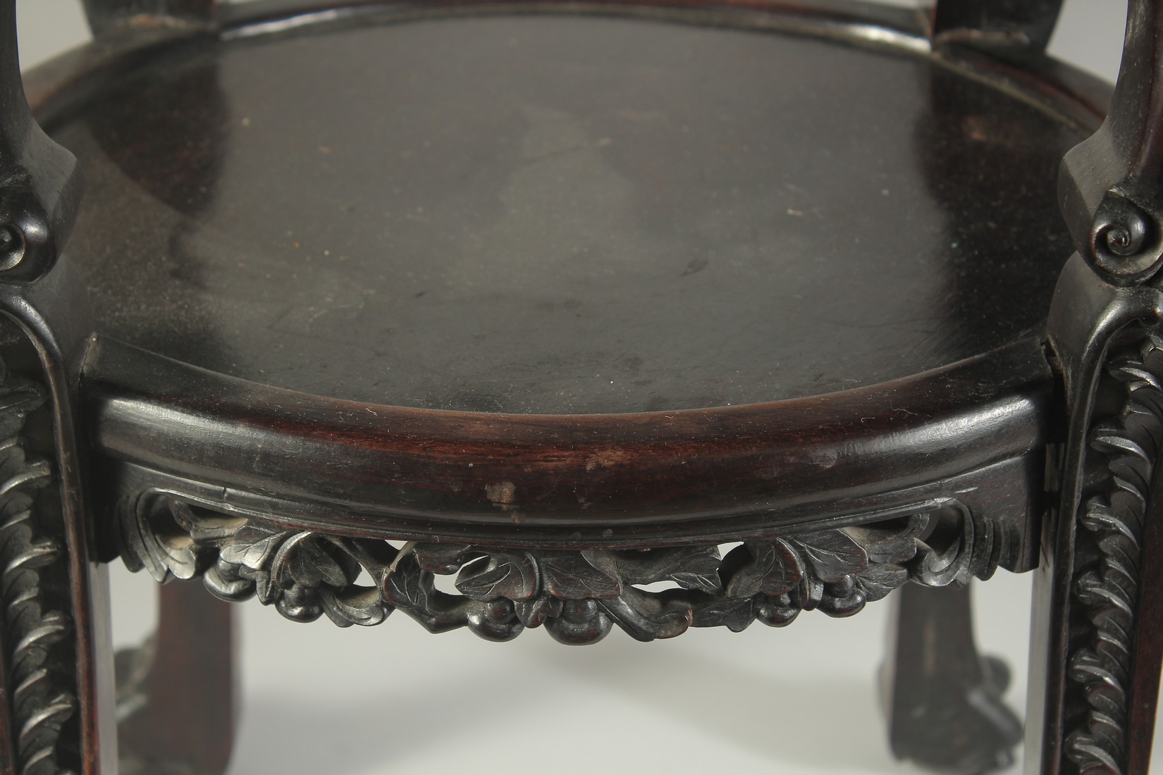 A FINE CHINESE MARBLE INSET CARVED HARDWOOD OCTAGONAL STAND, with carved and pierced foliate - Image 5 of 6