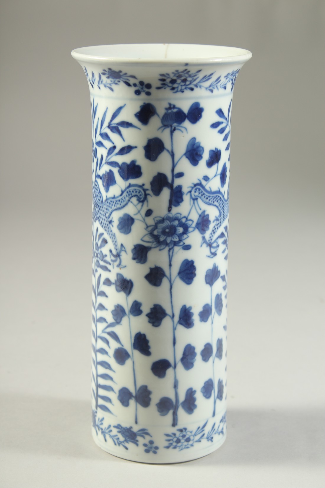 A CHINESE BLUE AND WHITE PORCELAIN SLEEVE VASE, painted with dragons and floral motif, (af), 20cm - Image 3 of 6