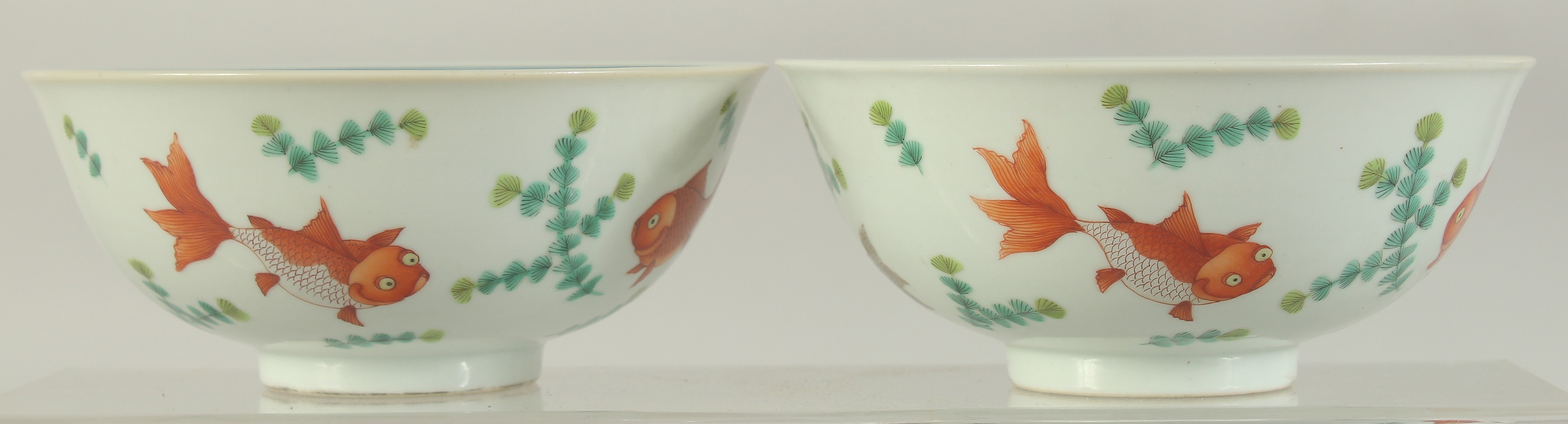 A PAIR OF CHINESE FAMILLE ROSE PORCELAIN BOWLS, the exterior painted with coral red fish, the - Image 5 of 9