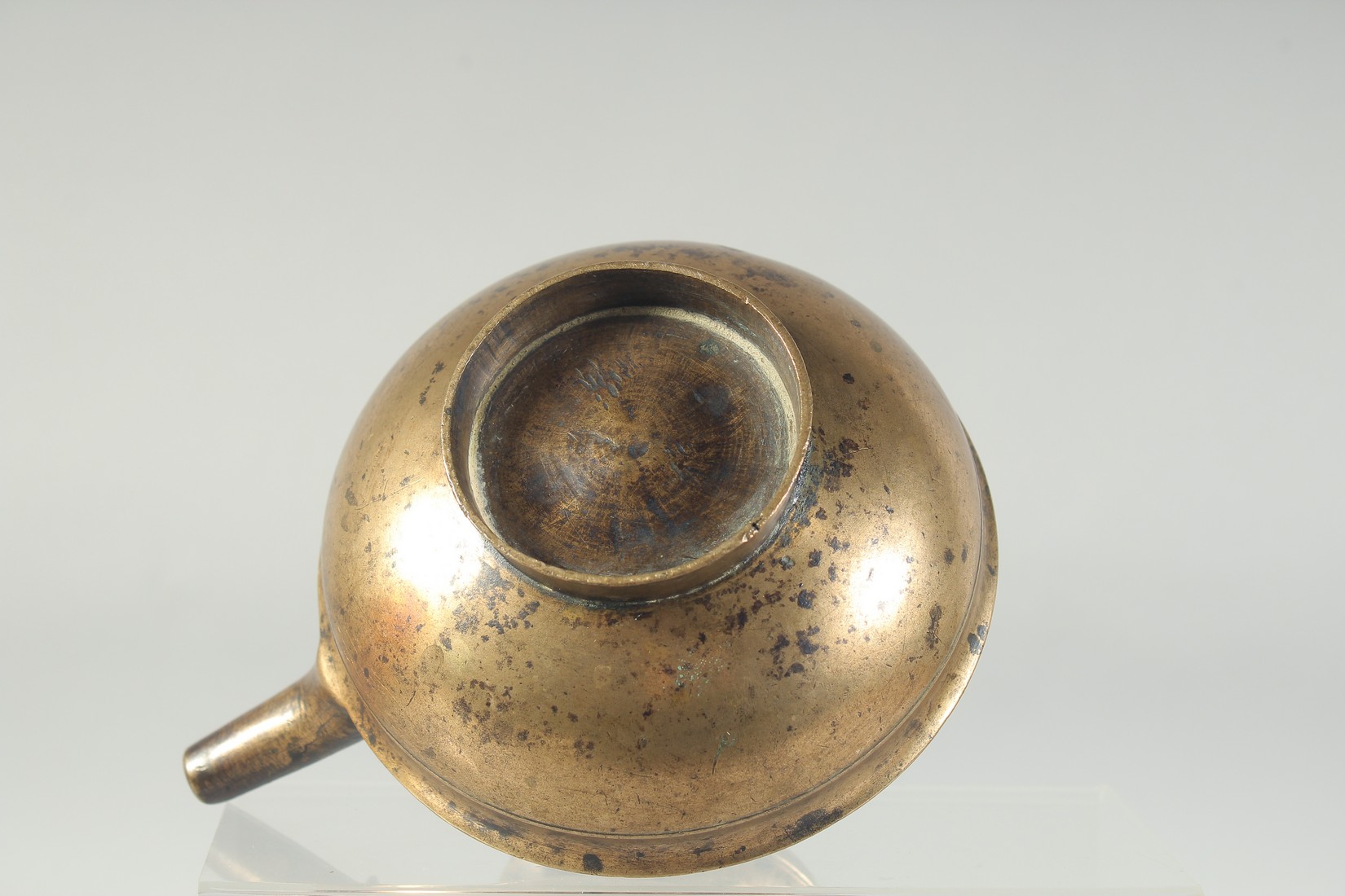 A 17TH-18TH CENTURY INDIAN BRASS SQUAT-FORM EWER, 17cm wide (including spout). - Image 6 of 6