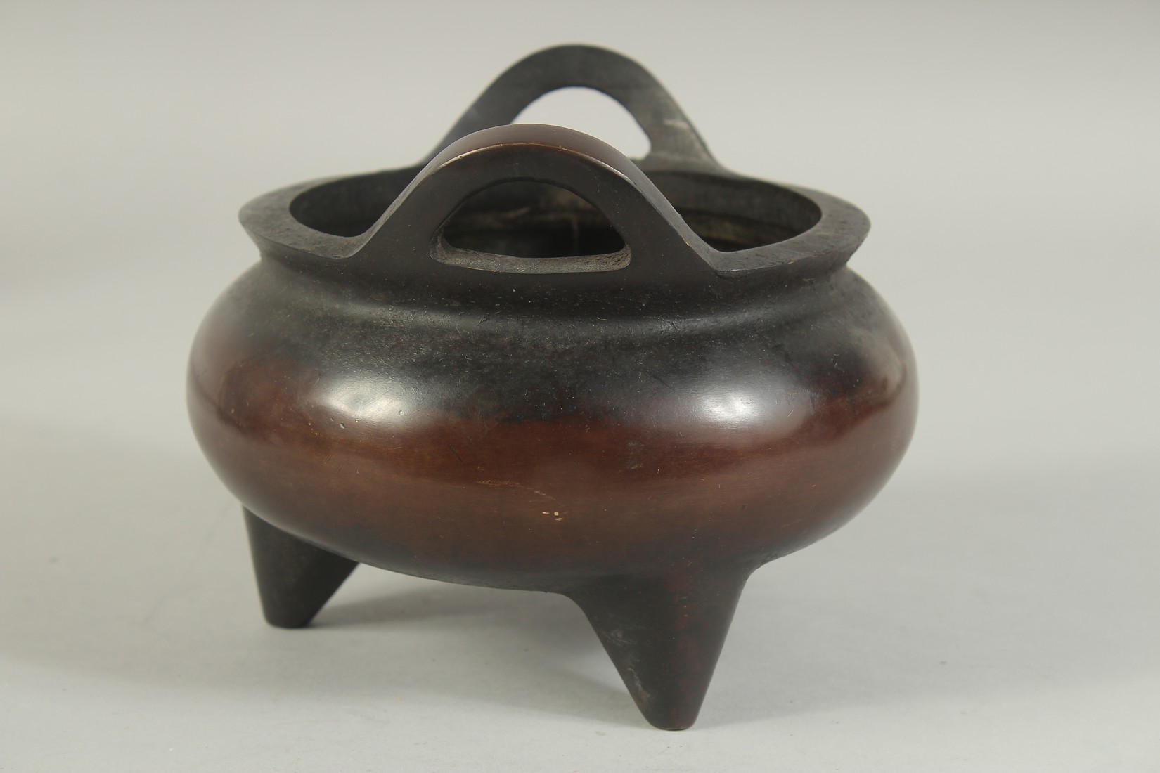 A CHINESE BRONZE TWIN HANDLE TRIPOD CENSER, 17cm diameter. - Image 4 of 7
