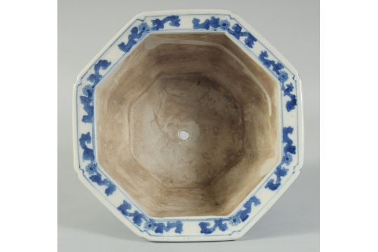 A 20TH CENTURY CHINESE OCTAGONAL BLUE AND WHITE PORCELAIN JARDINIERE, 21.5cm at widest point. - Image 4 of 5