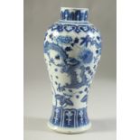 A 19TH CENTURY CHINESE BLUE AND WHITE PORCELAIN DRAGON VASE, character mark to base, (af), 23cm