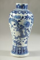 A 19TH CENTURY CHINESE BLUE AND WHITE PORCELAIN DRAGON VASE, character mark to base, (af), 23cm