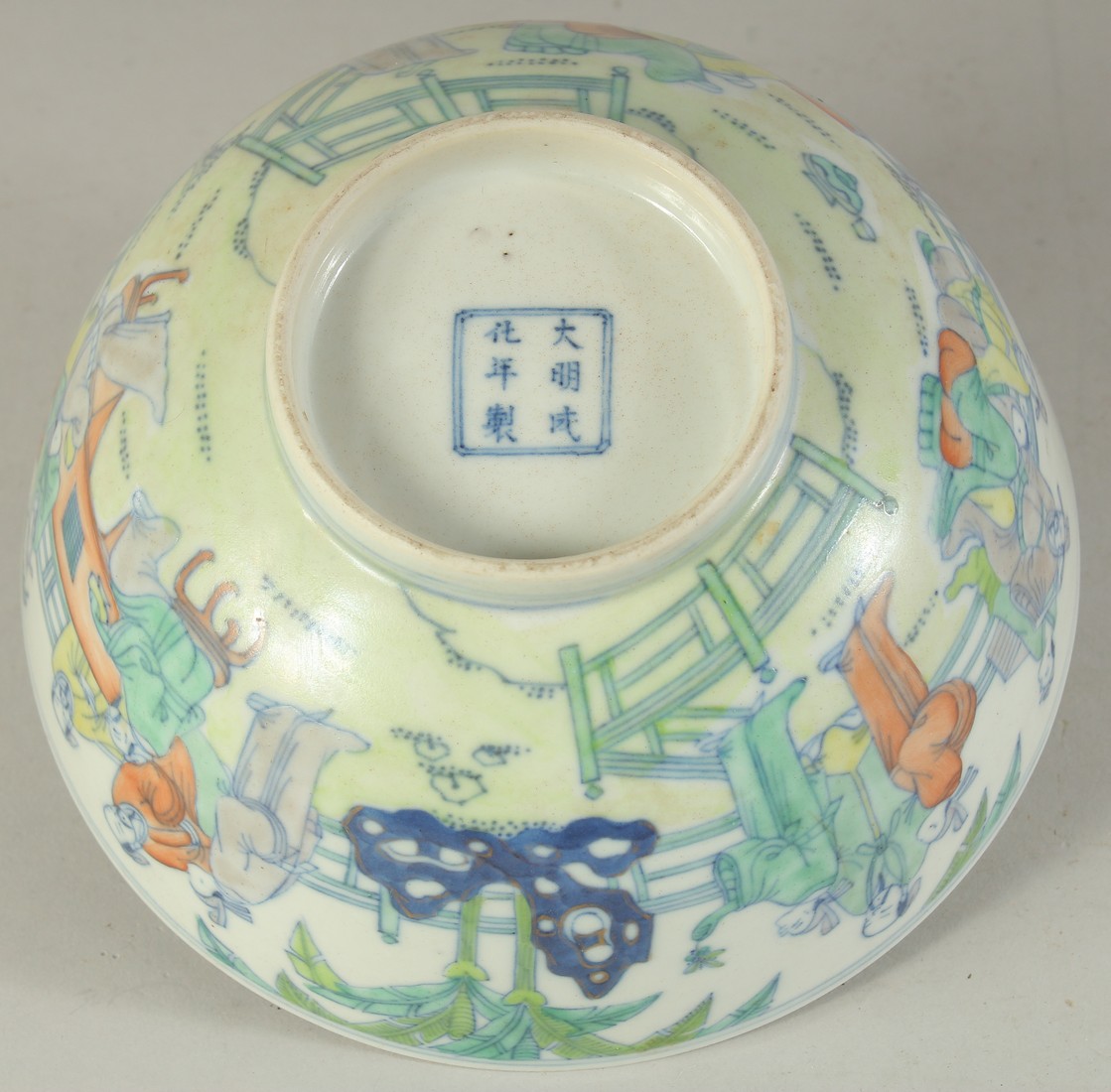 AN 19TH CENTURY CHINESE PORCELAIN BOWL, painted with various figures in an outdoor setting, the base - Image 6 of 7