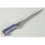 A 19TH CENTURY MUGHAL INDIAN LAPIS LAZULI HANDLE DAGGER, 38cm long.