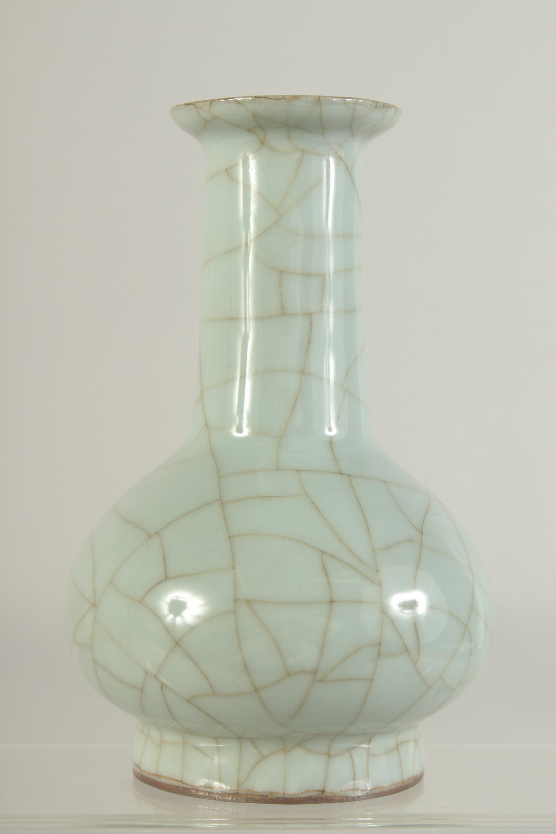 A CHINESE CELADON CRACKLE GLAZE VASE, 17cm high.