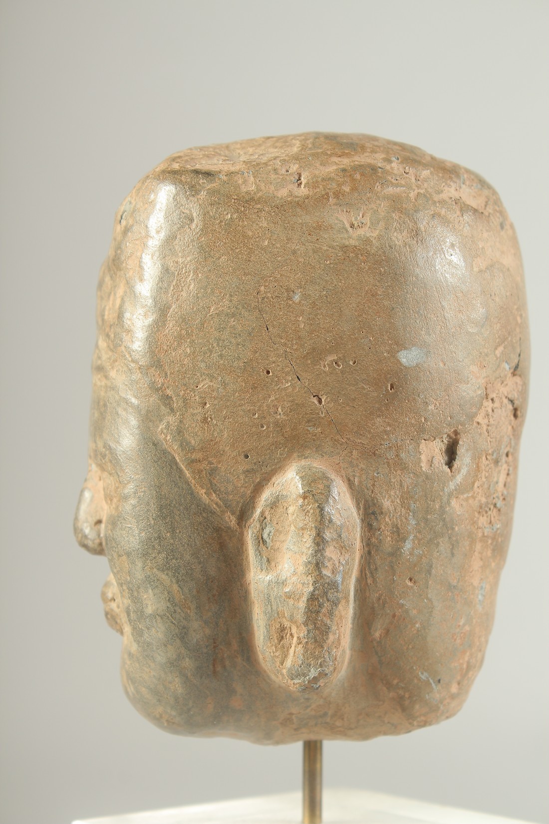 AN EARLY CARVED STONE HEAD, 11cm high. - Image 4 of 4