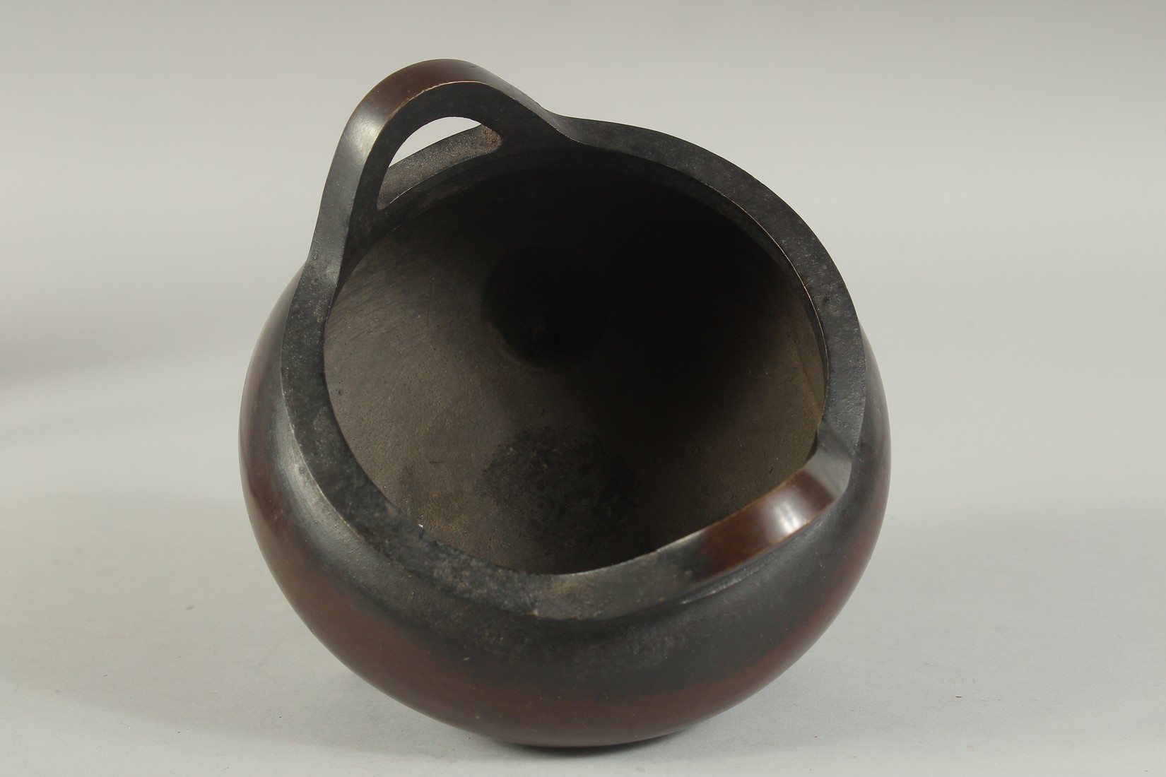 A CHINESE BRONZE TWIN HANDLE TRIPOD CENSER, 17cm diameter. - Image 5 of 7