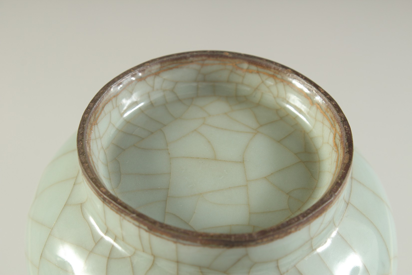 A CHINESE CELADON CRACKLE GLAZE VASE, 17cm high. - Image 5 of 5