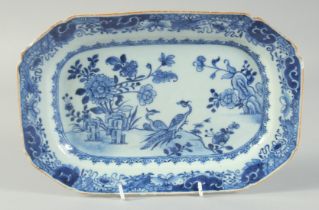 A 19TH CENTURY CHINESE BLUE AND WHITE PORCELAIN RECTANGULAR DISH, painted with exotic birds and