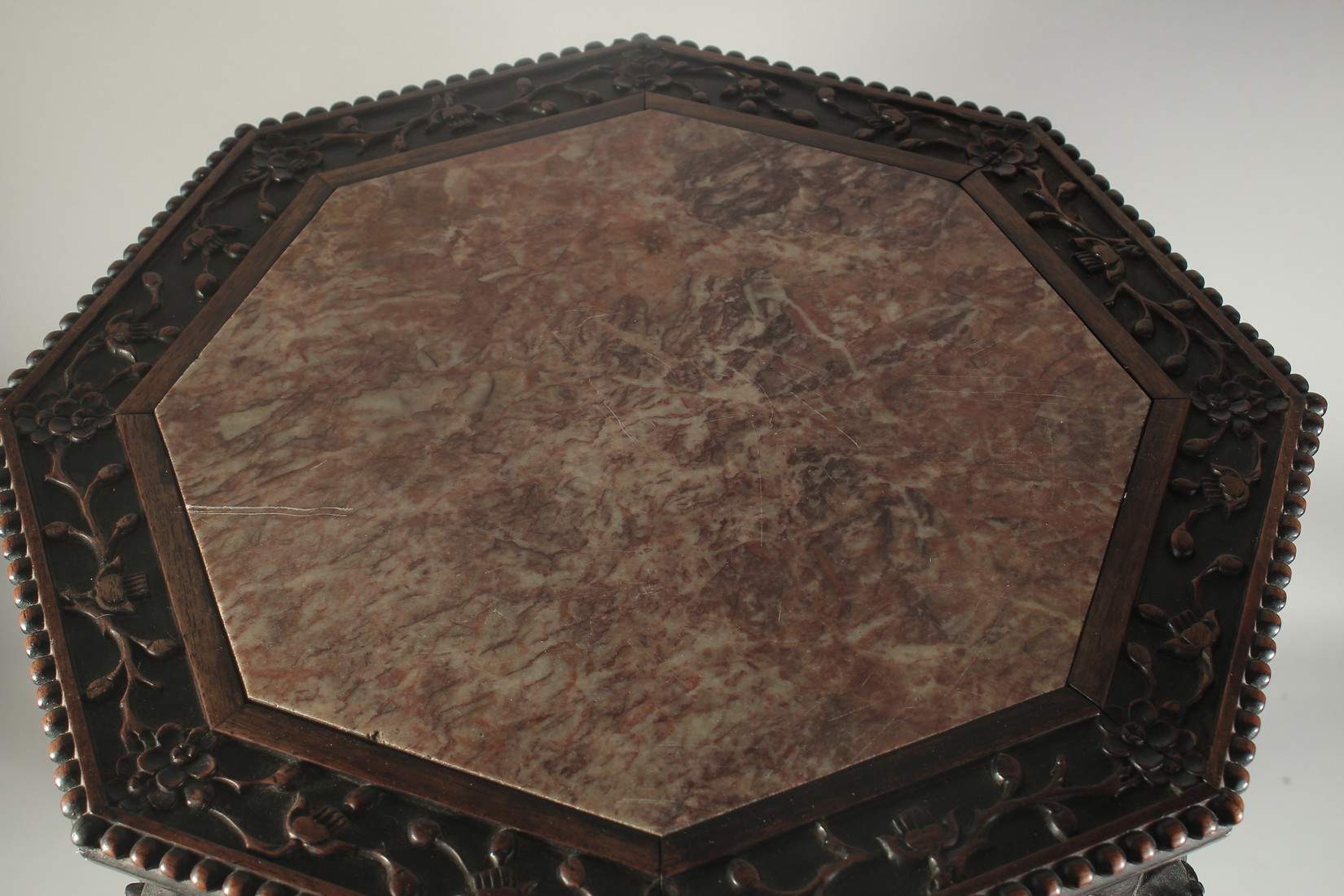 A FINE CHINESE MARBLE INSET CARVED HARDWOOD OCTAGONAL STAND, with carved and pierced foliate - Image 6 of 6
